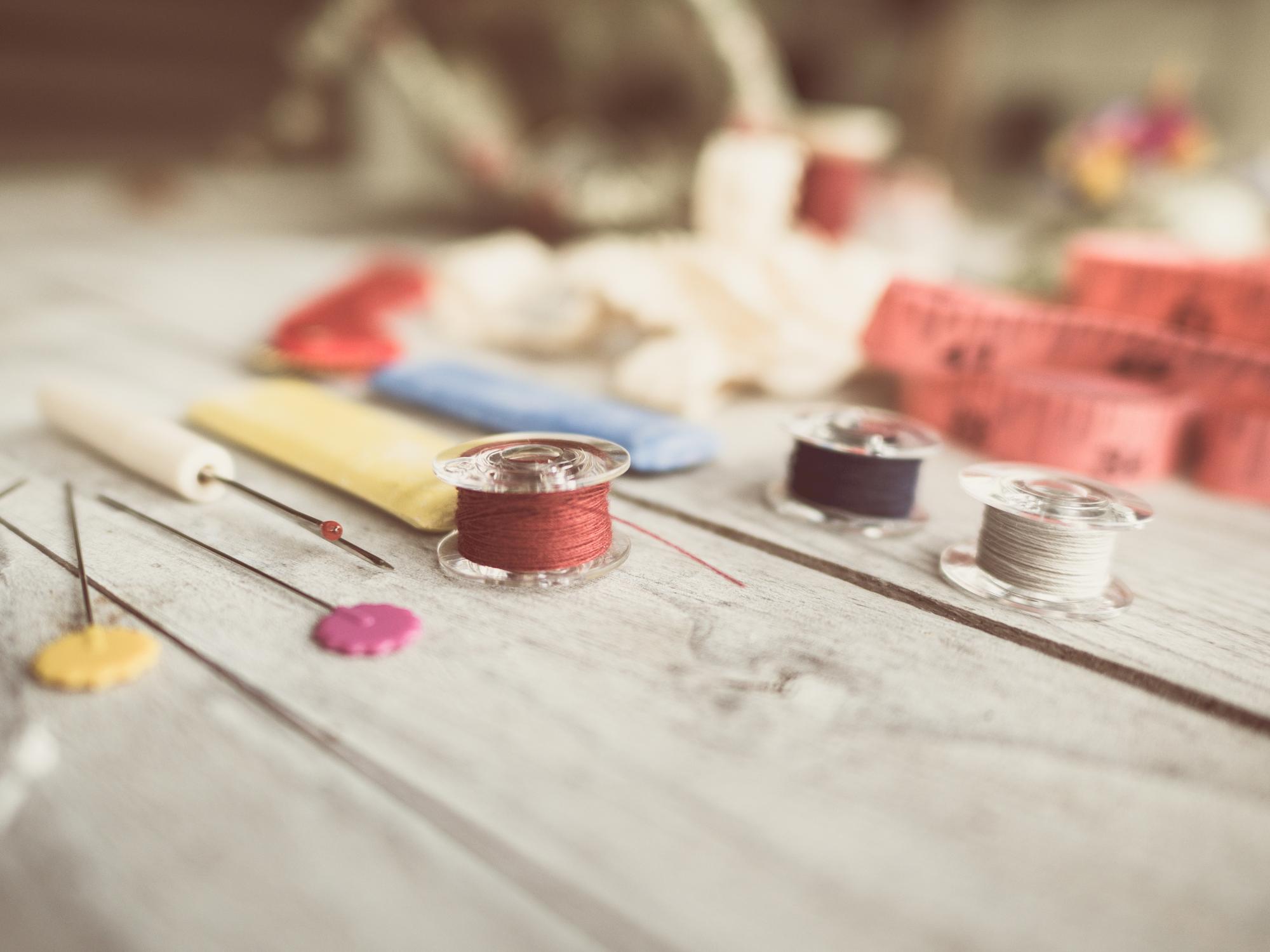 atelier broderie, masa de lucru cu fire şi şabloane