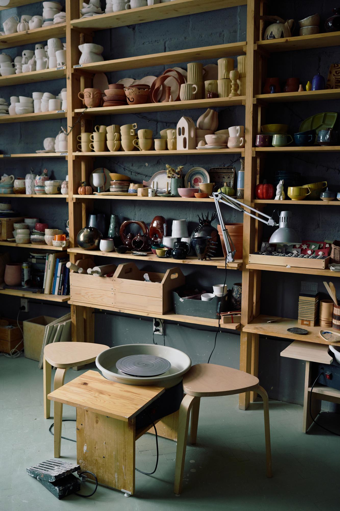 interior atelier cu mese de lucru şi fire